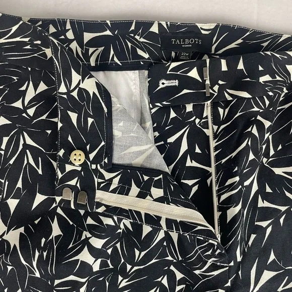 Talbots Woman Chino Shorts Womens Plus Size 22W Black White Leaf Pattern Pockets - Picture 5 of 8